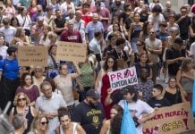 Miles de personas marchan por vivienda en España; partidos se preparan por si hay adelanto electoral