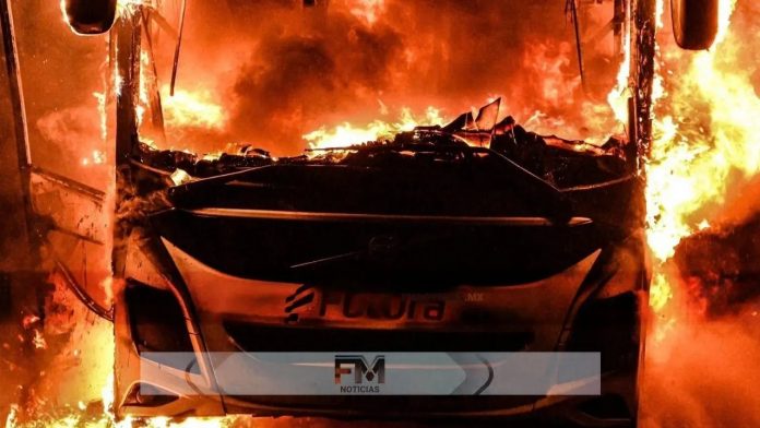 Autobús de Futura se incendia en la carretera Victoria-Zaragoza durante la madrugada