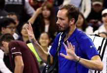 ¡Una más! Medvedev es descalificado del Abierto de China tras dar un pelotazo en el ojo a un espectador; Djokovic es finalista