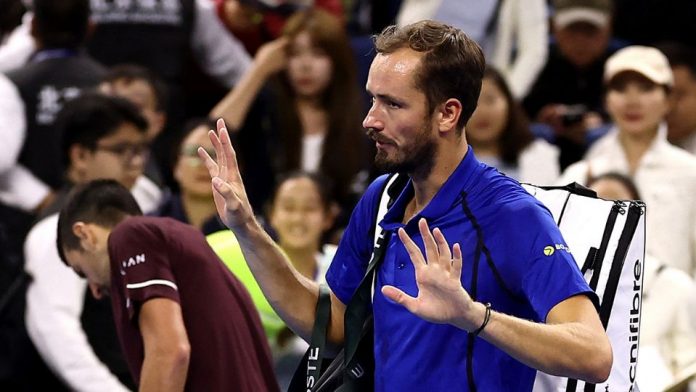 ¡Una más! Medvedev es descalificado del Abierto de China tras dar un pelotazo en el ojo a un espectador; Djokovic es finalista