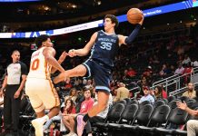 Karim López da el primer paso en la NBA: así fue su debut con los Grizzlies en la pretemporada 2026