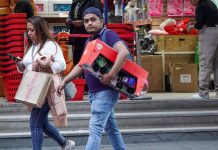 Mexicanos ven peor el empleo, la economía y sus posibilidades de gastar; confianza del consumidor cae 1.2 puntos