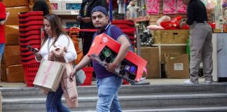 Mexicanos ven peor el empleo, la economía y sus posibilidades de gastar; confianza del consumidor cae 1.2 puntos