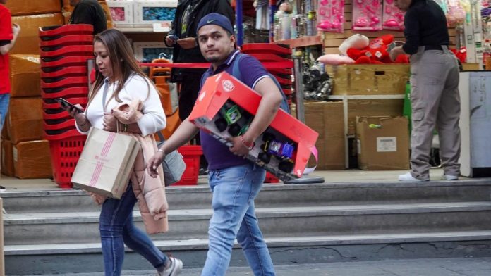 Mexicanos ven peor el empleo, la economía y sus posibilidades de gastar; confianza del consumidor cae 1.2 puntos