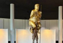 Exhiben estatua dorada de Trump desnudo en Estrasburgo, Francia