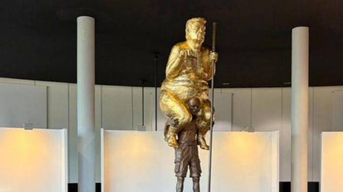 Exhiben estatua dorada de Trump desnudo en Estrasburgo, Francia