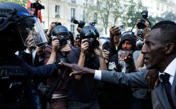 Alcalde francés se interpone entre policías y estudiantes durante protestas; video
