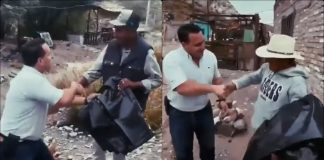 Regidor de Coahuila entrega pliegos de hule negro a ciudadanos para protegerse de la lluvia