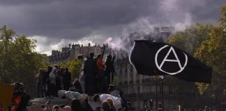Policías lanzan gases lacrimógenos contra estudiantes atrincherados en Francia; jóvenes toman la Bastilla y las protestas siguen