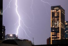 Impactante video: rayo golpea edificio de la Torre Azul en plena costera de Acapulco
