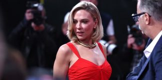Scarlett Johansson roba miradas con un vestido rojo en Londres; presume sus tatuajes en la premier de ‘Paper Tiger’