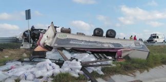 Conductor queda prensado en la cabina de tráiler tras volcar con 20 toneladas de hielo en Los Ramones, Nuevo León