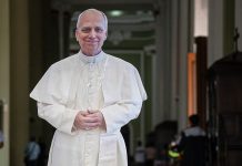 Papa León XIV inicia recuperación tras cirugía; pidió de cenar y pasó una noche tranquila