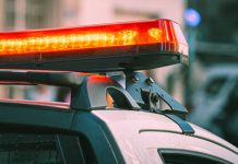 ¡Se quedó sin llaves! Policía de León intenta abrir patrulla con alambre y lleva detenido atrás