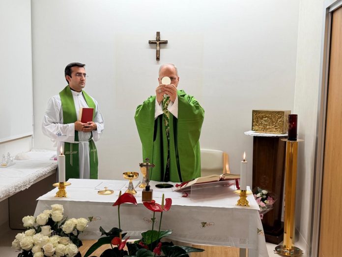 Primera foto del papa tras su operación: oficiando misa con su secretario peruano