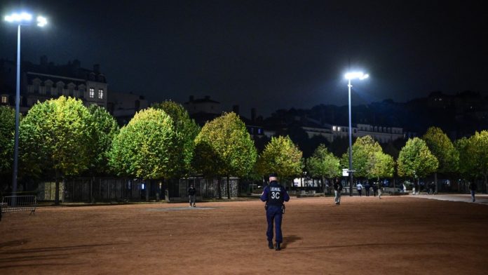 francia-tendra-nuevos-toques-de-queda-localizados-este-martes-segun-se-requiera-030111