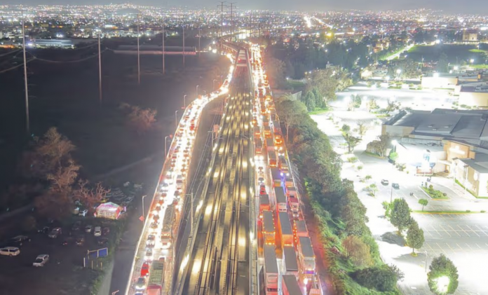 bloqueo-por-desaparecidos-supera-19-horas-en-la-autopista-mexico-toluca-1536x930