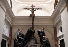 VIDEO: Cruz cae sobre la cabeza de un sacerdote en Colombia; recuerdan tragedia en Ecuador