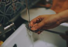 Airbnb cambia las reglas: huéspedes ya no deberán lavar platos o sacar la basura
