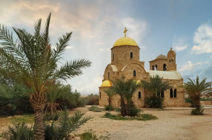 Abren-fuego-contra-asistentes-a-un-funeral-en-una-iglesia-de-Jordania-hay-siete-muertos-LatinUS-23-10-2026_10_52_AM