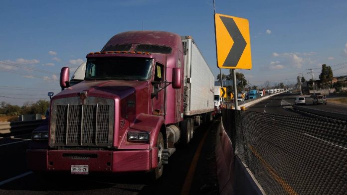 trailero-embiste-vehiculo-para-escapar-de-un-presunto-asalto-en-la-autopista-puebla-orizaba-todo-quedo-grabado-103252