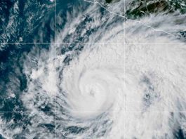‘Vance’ sube a huracán de categoría 2 y provoca lluvias en Michoacán, Guerrero y Oaxaca