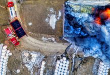 Evacúan zona de Newport tras incendio y fuga de amoníaco