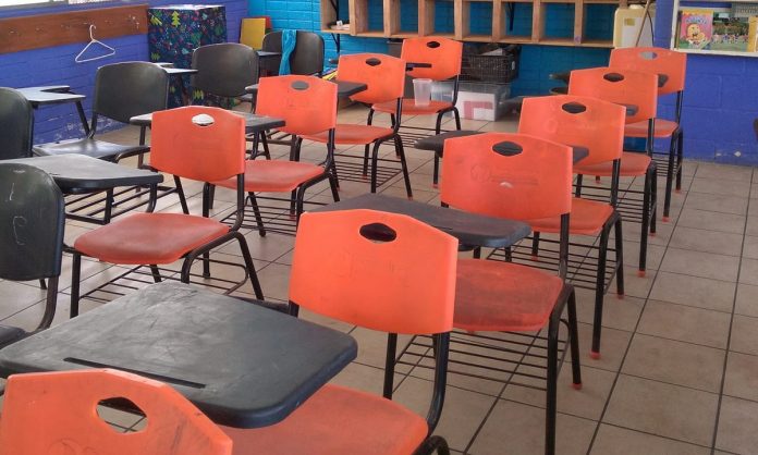 salón vacío edit