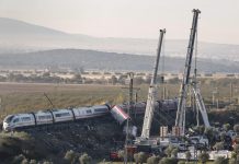 Pedro Sánchez promete esclarecer las causas del accidente ferroviario en España que dejó 69 muertos