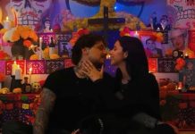 “Que falta de respeto”: critican a Ángela Aguilar y Christian Nodal por posar modo ‘romántico’ frente a su ofrenda de Día de Muertos