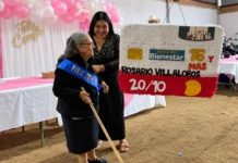 Abuelita celebra su cumpleaños con piñata de la tarjeta de la Pensión Bienestar