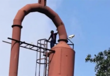 VIDEO | Hombre amenaza con lanzarse desde torre de más de 50 metros en Parque Fundidora